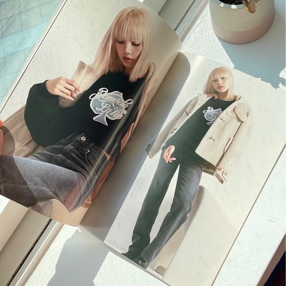 BLACKPINK LISA MAGAZINE BOOK - Picture 9 of 12